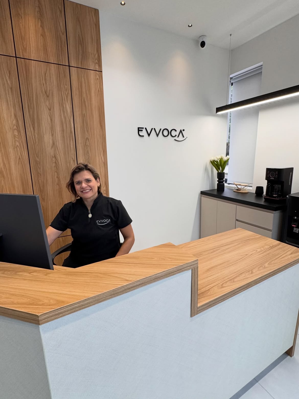 Sala de espera y recepción de EVVOCA en Mérida
